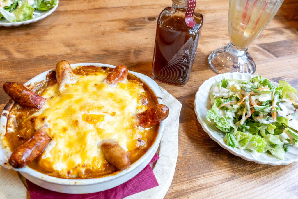 11、カフェレストラン亜詩麻さん名物名物「焼きカレー」と一緒に