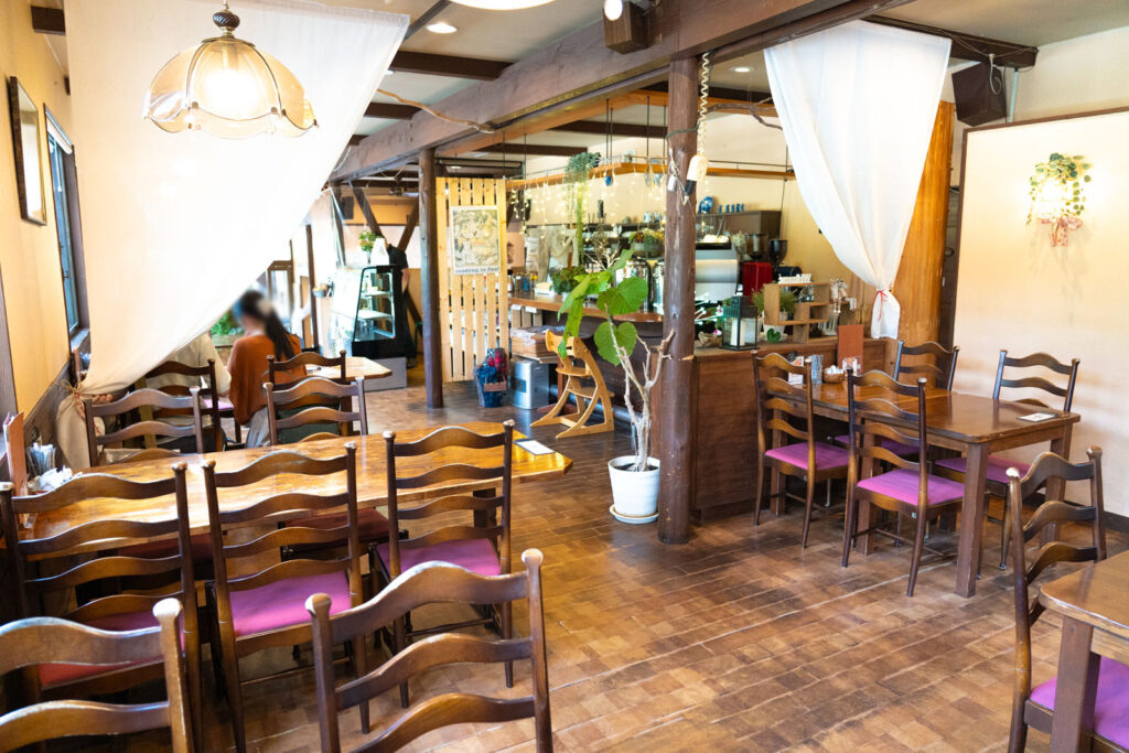 9、カフェレストラン亜詩麻さん店内